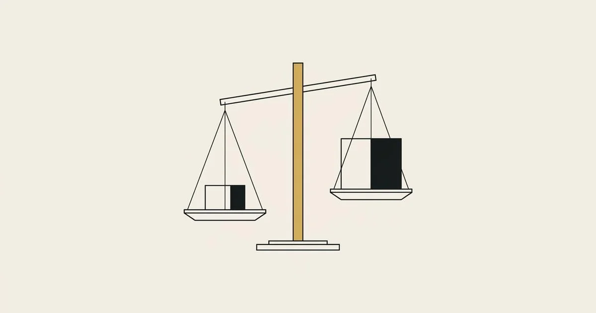 Balance à deux plateaux dessinée au trait, pesant un petit bloc contre un bloc plus gros, à l’encre et à l’or sur papier ivoire.